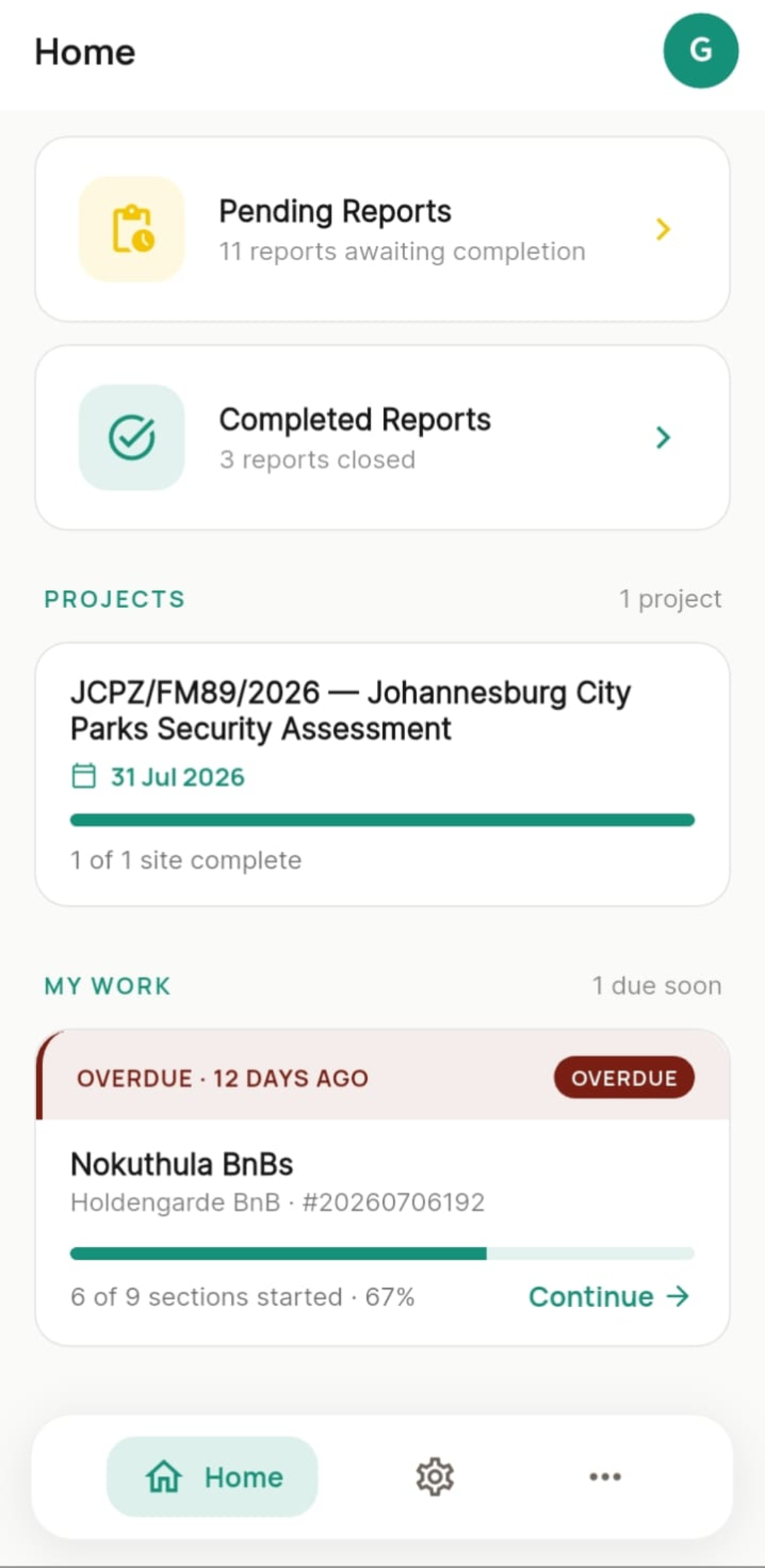 Securade app home screen showing pending reports, active projects, and urgent work